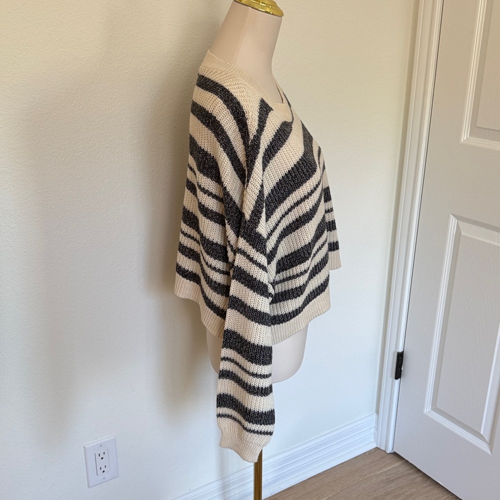 Billabong Striped Black and Cream cropped Women's Sweater Size Small - Picture 5 of 8